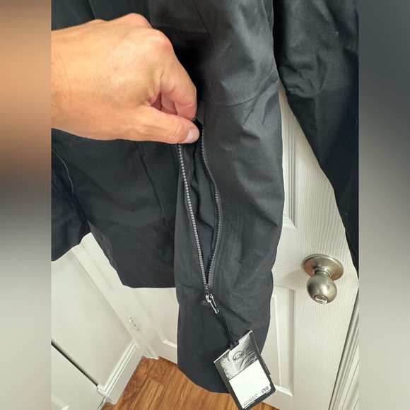 Lululemon Storm break Coat Insulated in black - Picture 8 of 15